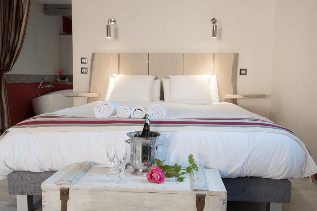 Le Mas Des Colombes Chambres D'Hotes B&B & Spa Oms Esterno foto