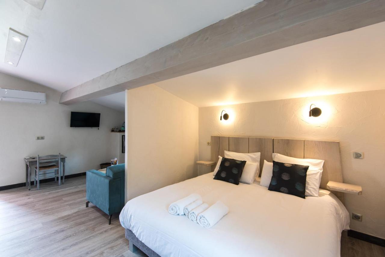 Le Mas Des Colombes Chambres D'Hotes B&B & Spa Oms Esterno foto