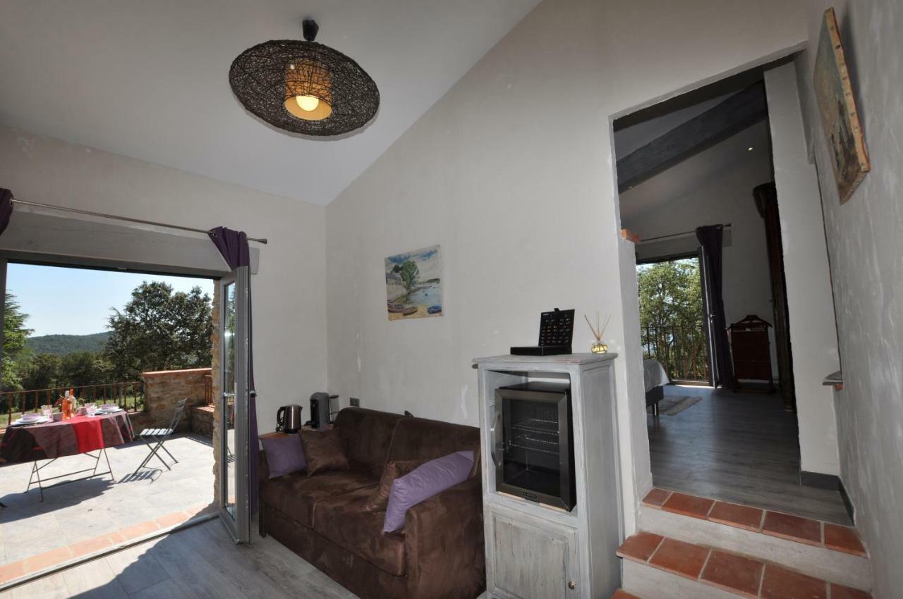 Le Mas Des Colombes Chambres D'Hotes B&B & Spa Oms Esterno foto