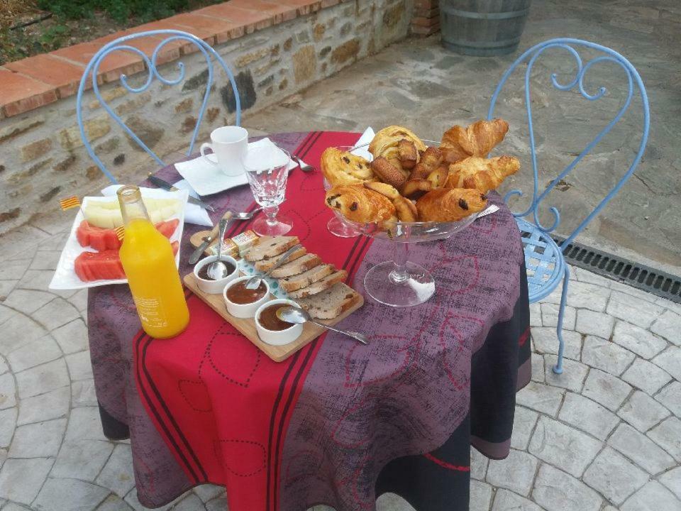 Le Mas Des Colombes Chambres D'Hotes B&B & Spa Oms Esterno foto