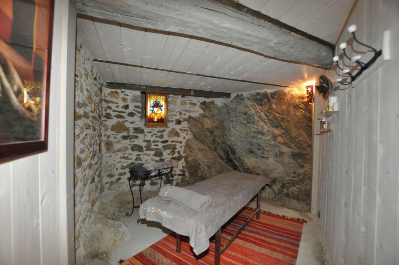 Le Mas Des Colombes Chambres D'Hotes B&B & Spa Oms Esterno foto