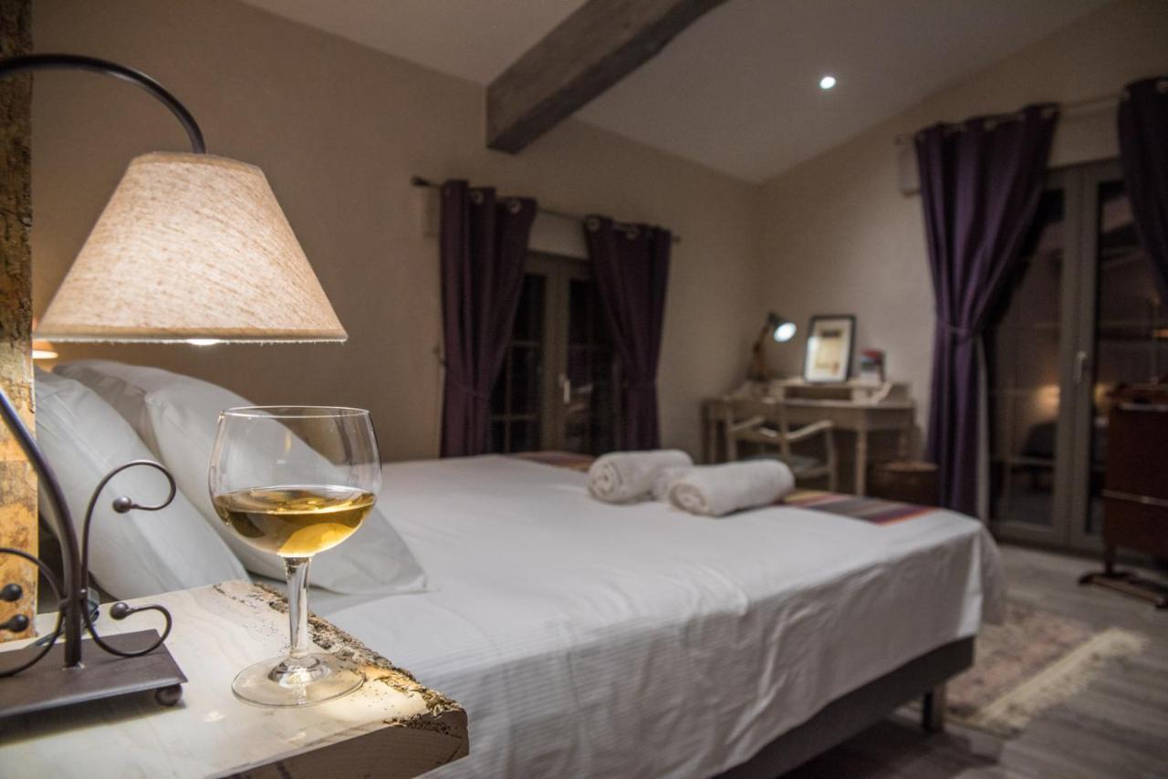 Le Mas Des Colombes Chambres D'Hotes B&B & Spa Oms Esterno foto